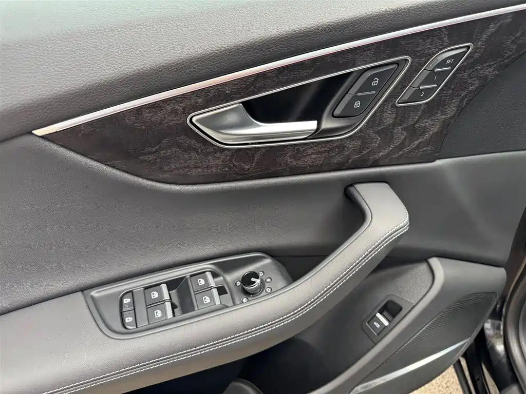 Audi Q8 2025 2024 55 TFSI Luxury Sport