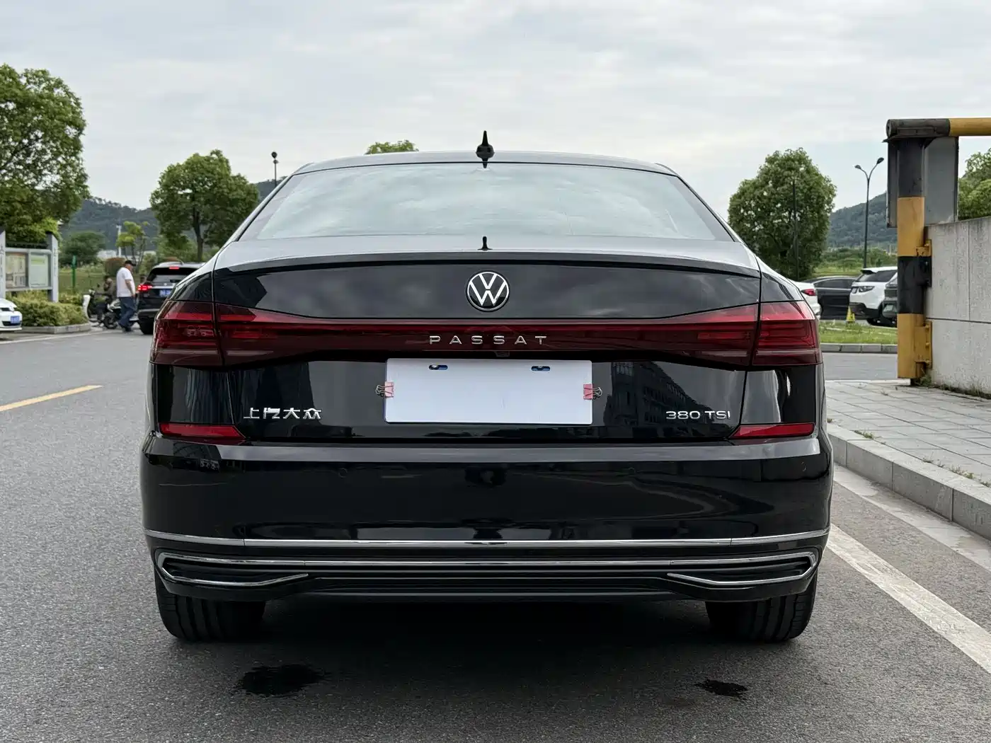 Volkswagen Passat 2025 Outstanding 380TSI Dragon Glory Edition фото 6