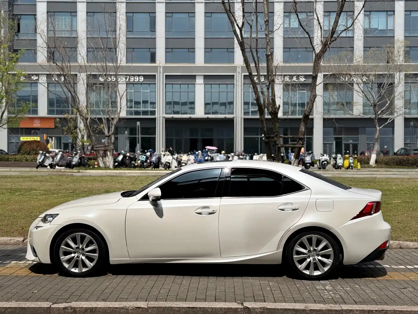 Lexus IS 2015 200t Luxury Edition фото 3