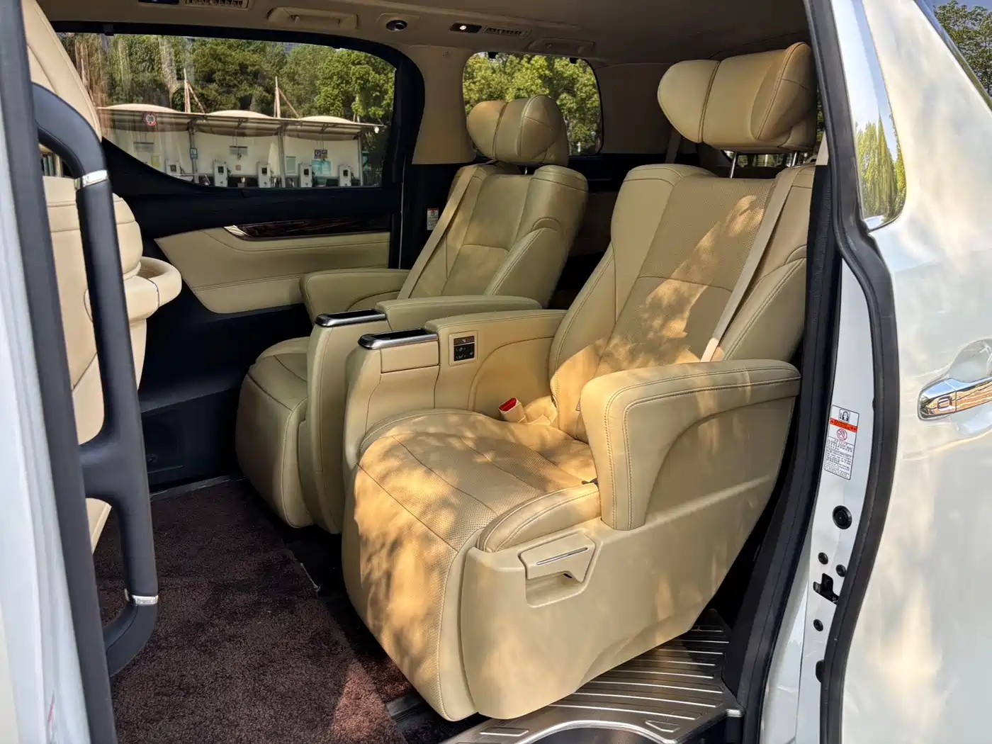 Toyota Alphard 2019 Hybrid 2.5L Luxury фото 9