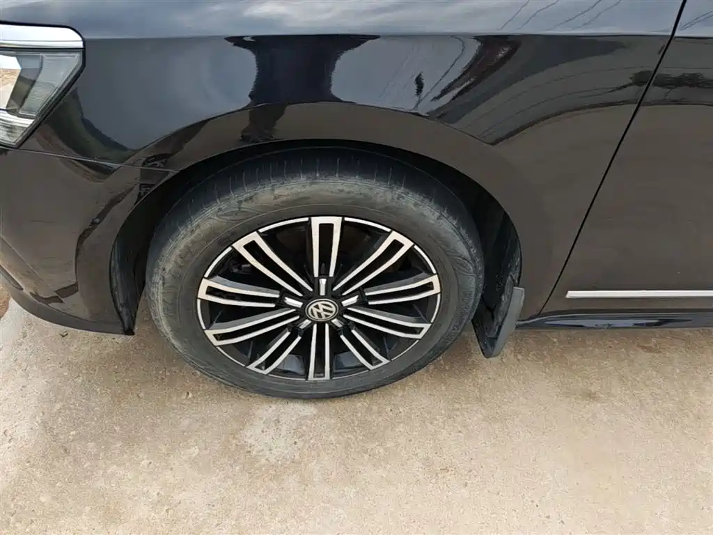 Volkswagen Passat 2017 330TSI DSG Luxury фото 23