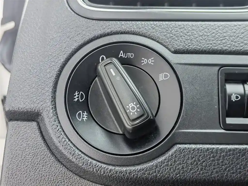 Volkswagen Polo 2014 1.4L Automatic Comfort Edition фото 21