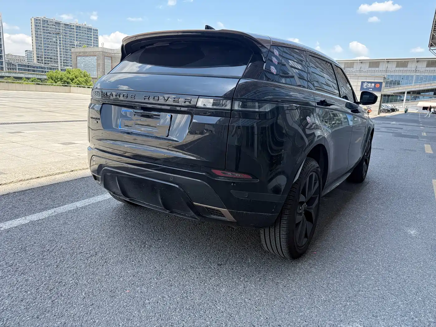 Land Rover Range Rover Evoque 2023 Range Rover Evoque L 249PS Corinthian Bronze Special Edition фото 9