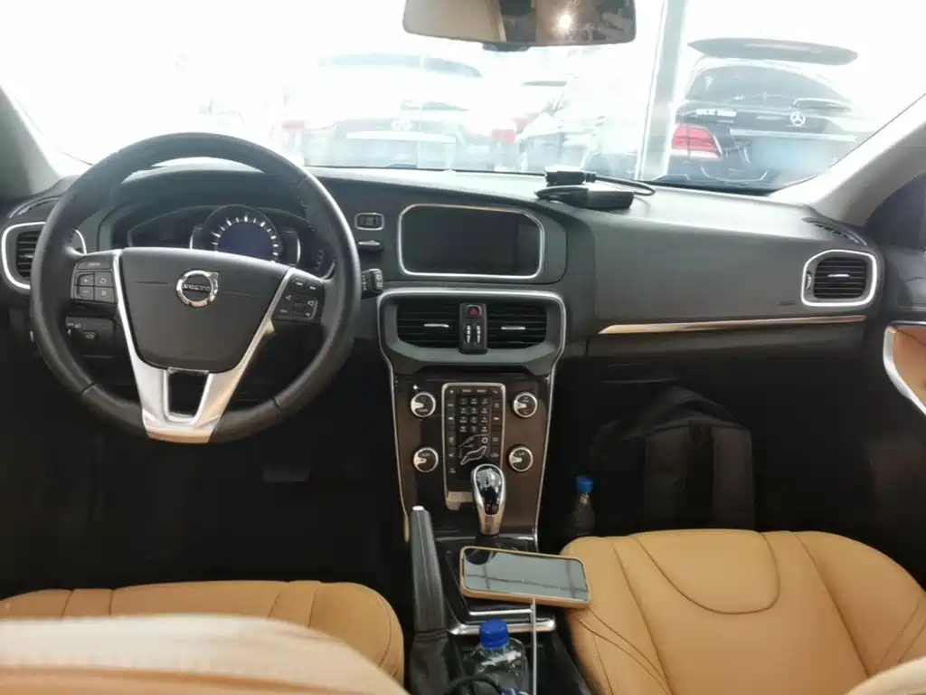 Фото 10 - Volvo V40
