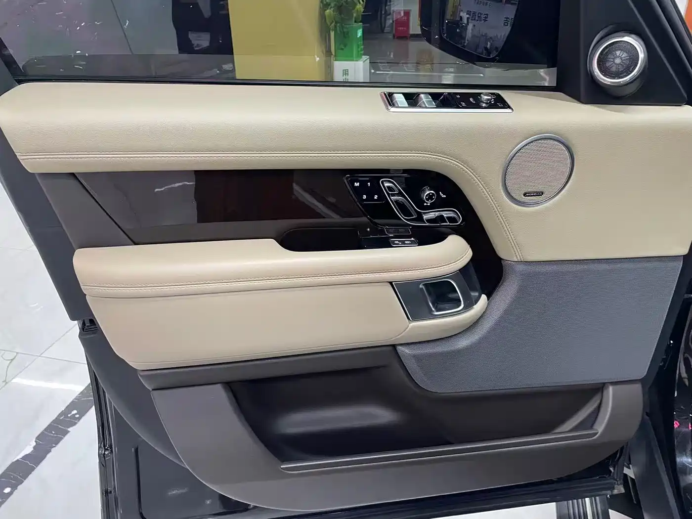 Land Rover Range Rover 2020 3.0 L6 Heritage Extended Edition фото 12