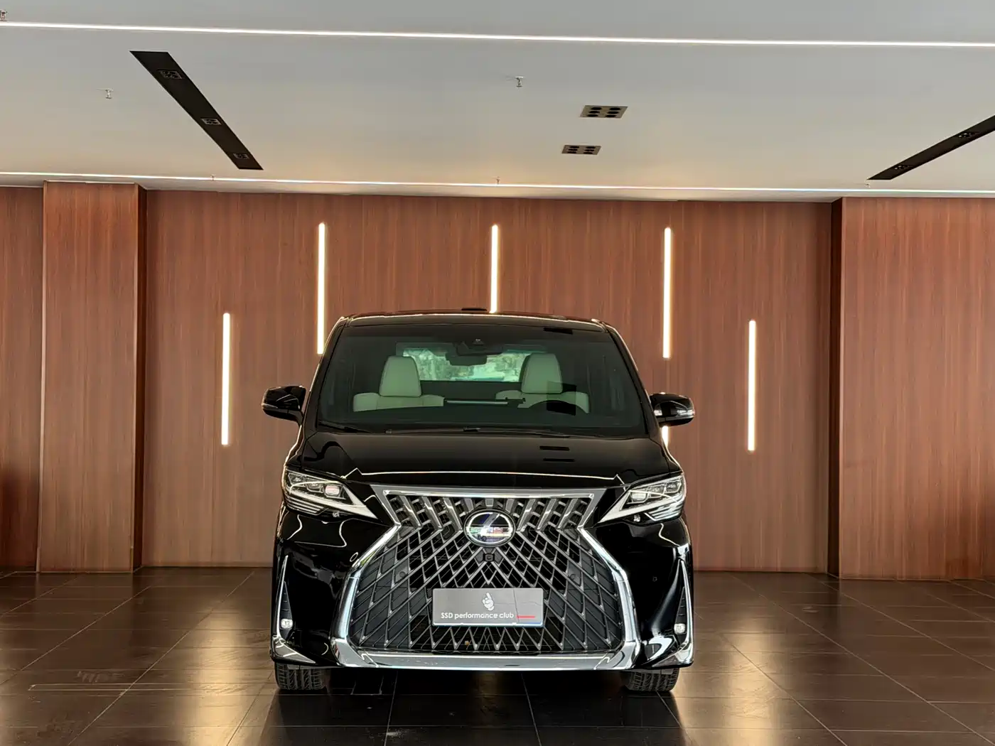 Lexus LM 2020 300h 4-Seat Imperial Edition фото 2