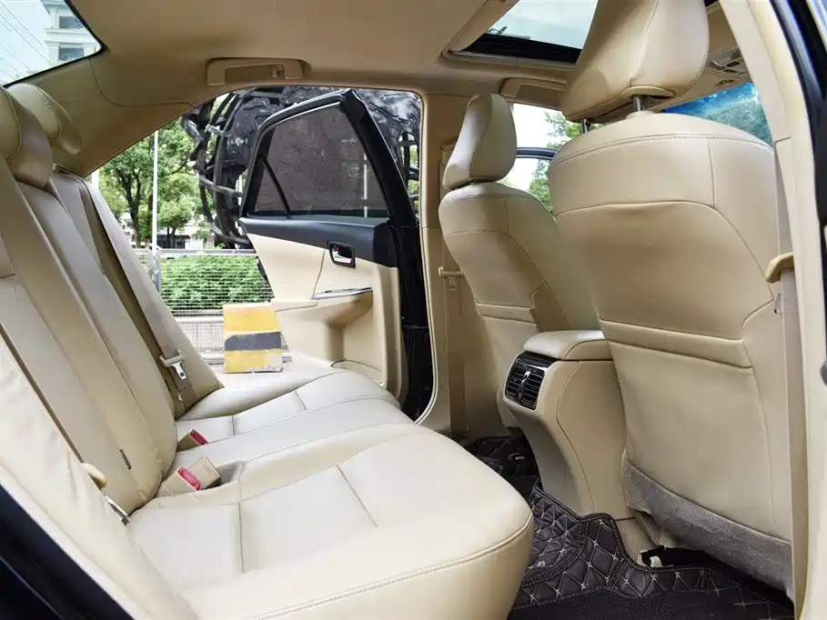 Toyota Camry 2015 2.0G Leading Edition фото 9