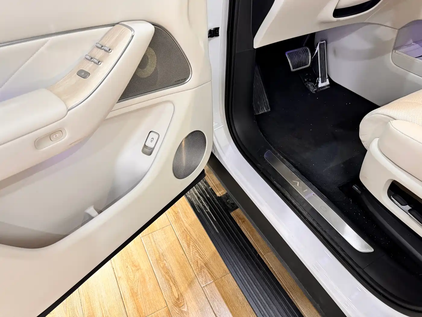 AITO Wenjie AITO M8 2025 Range Extender Max+ Edition 53.4kWh 5-seater фото 11