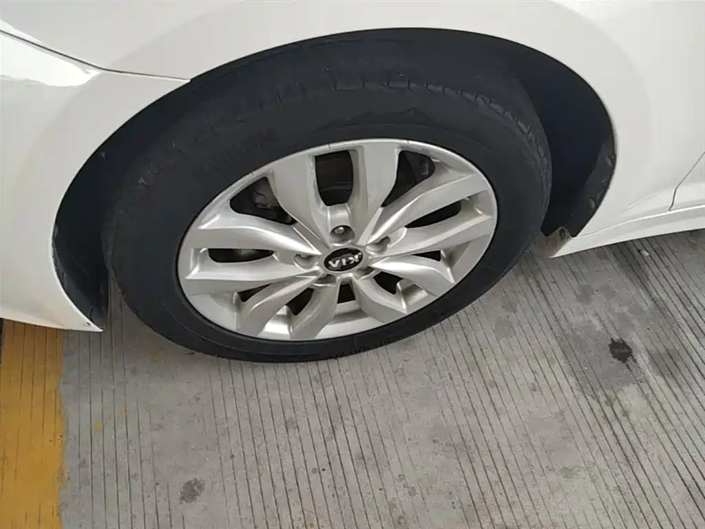 Kia K5 2015 2.0L Automatic GLS фото 25