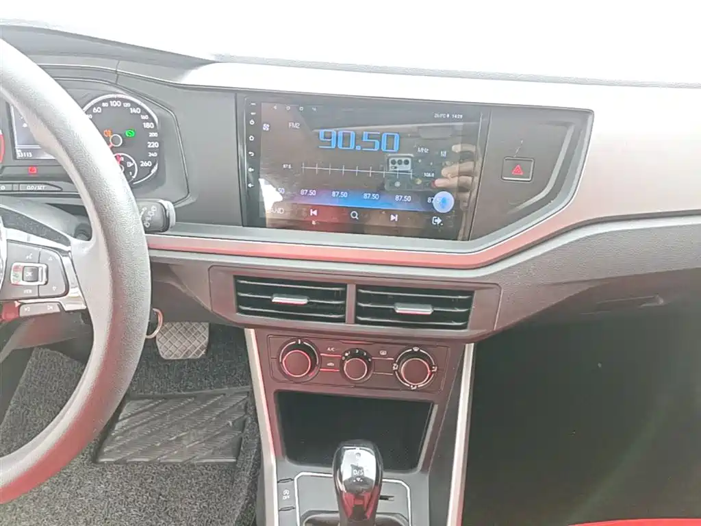 VOLKSWAGEN POLO