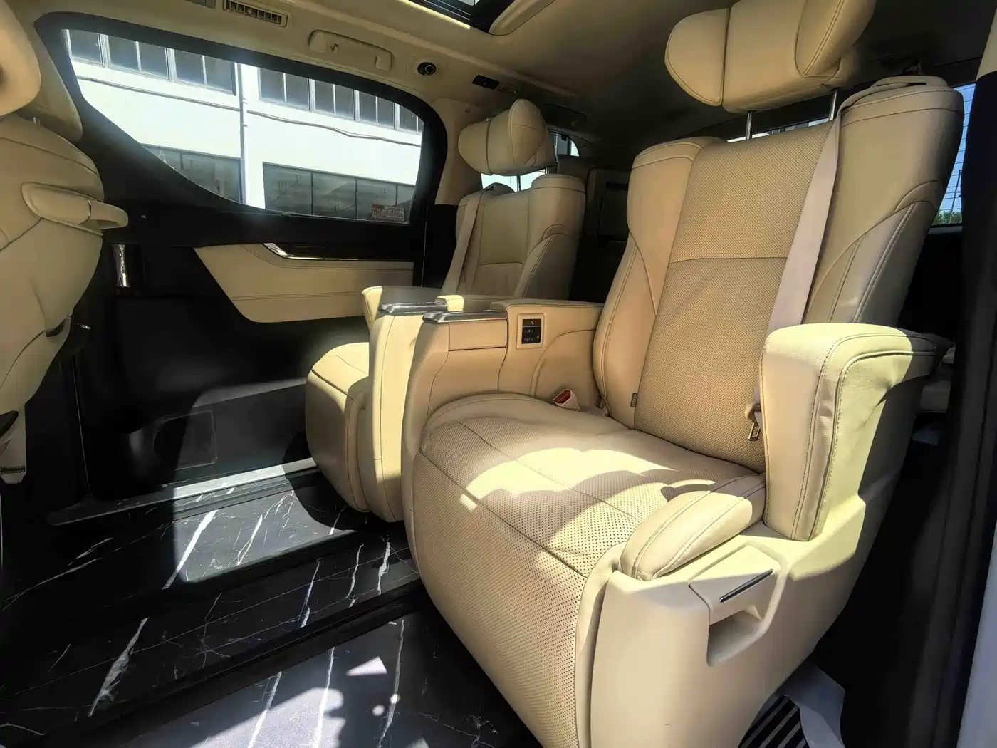 Toyota Alphard 2019 Hybrid 2.5L Luxury фото 12