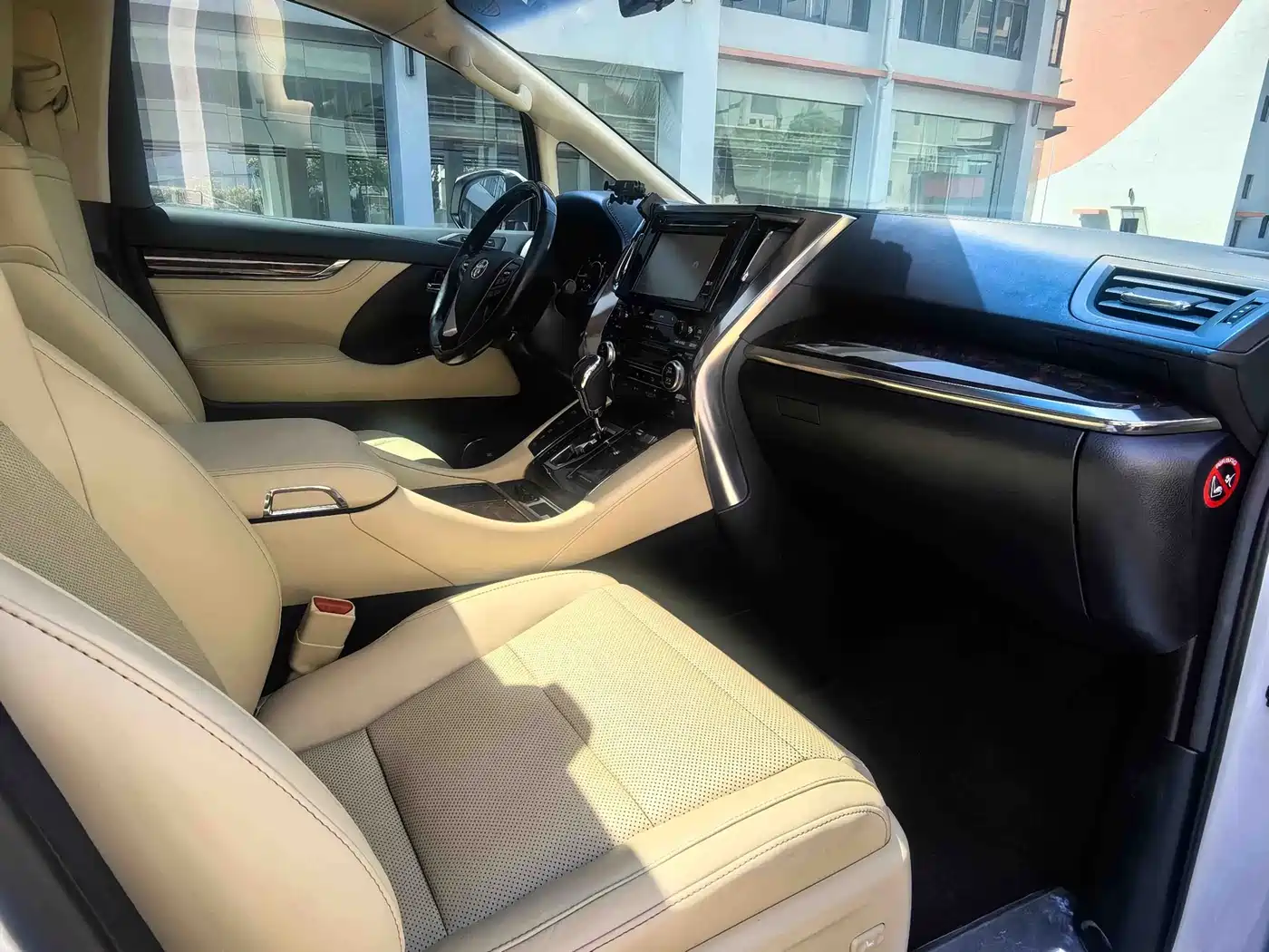 Toyota Alphard 2019 Hybrid 2.5L Luxury фото 14