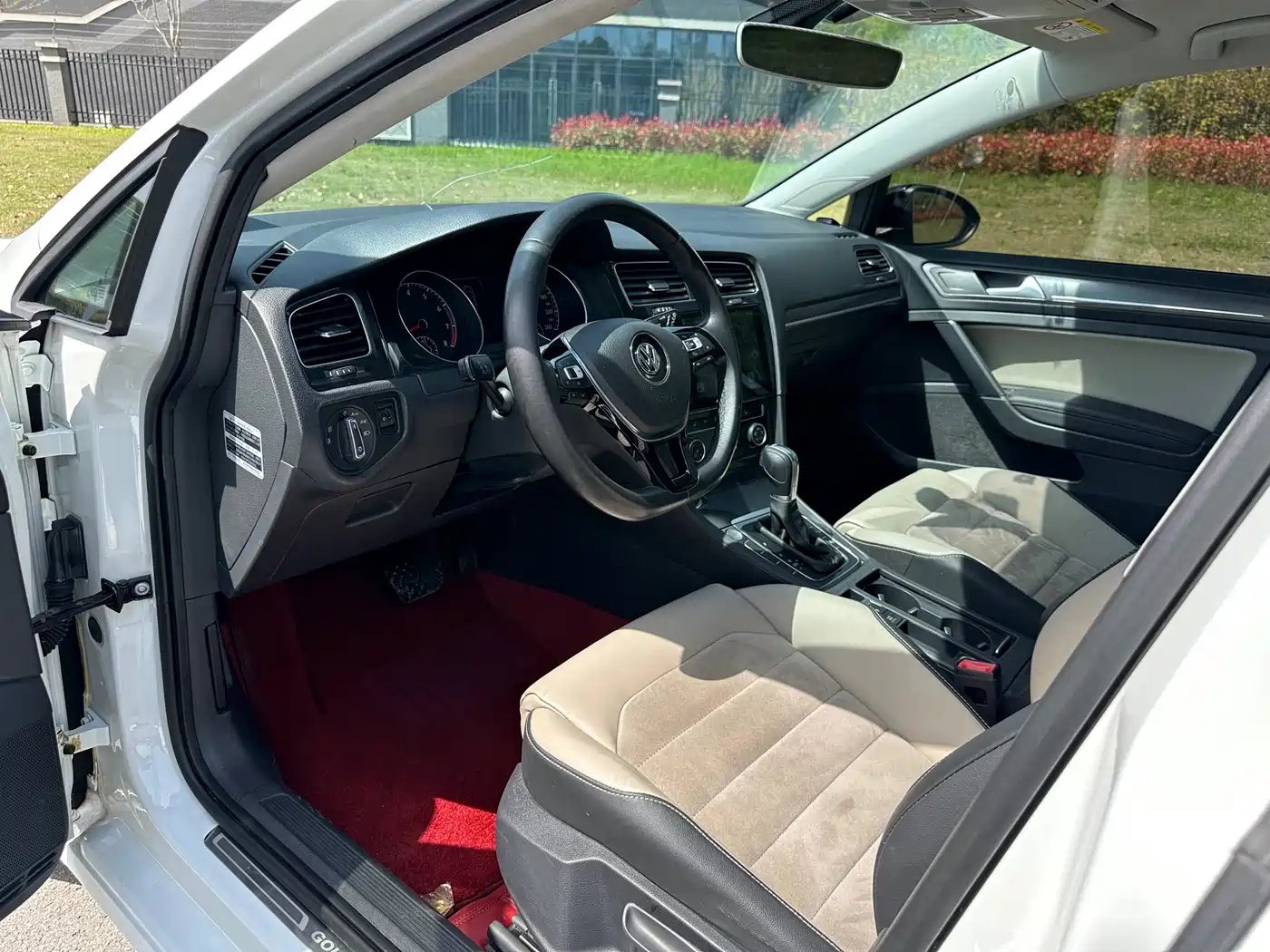 Volkswagen Golf 2017 230TSI Auto Luxury Millionth Anniversary Edition фото 3