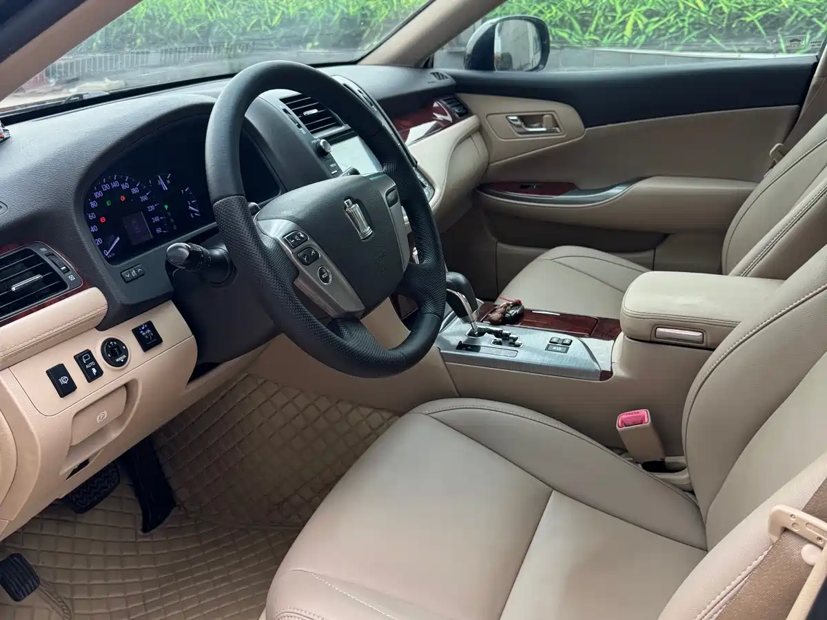 Фото 9 - Toyota Crown