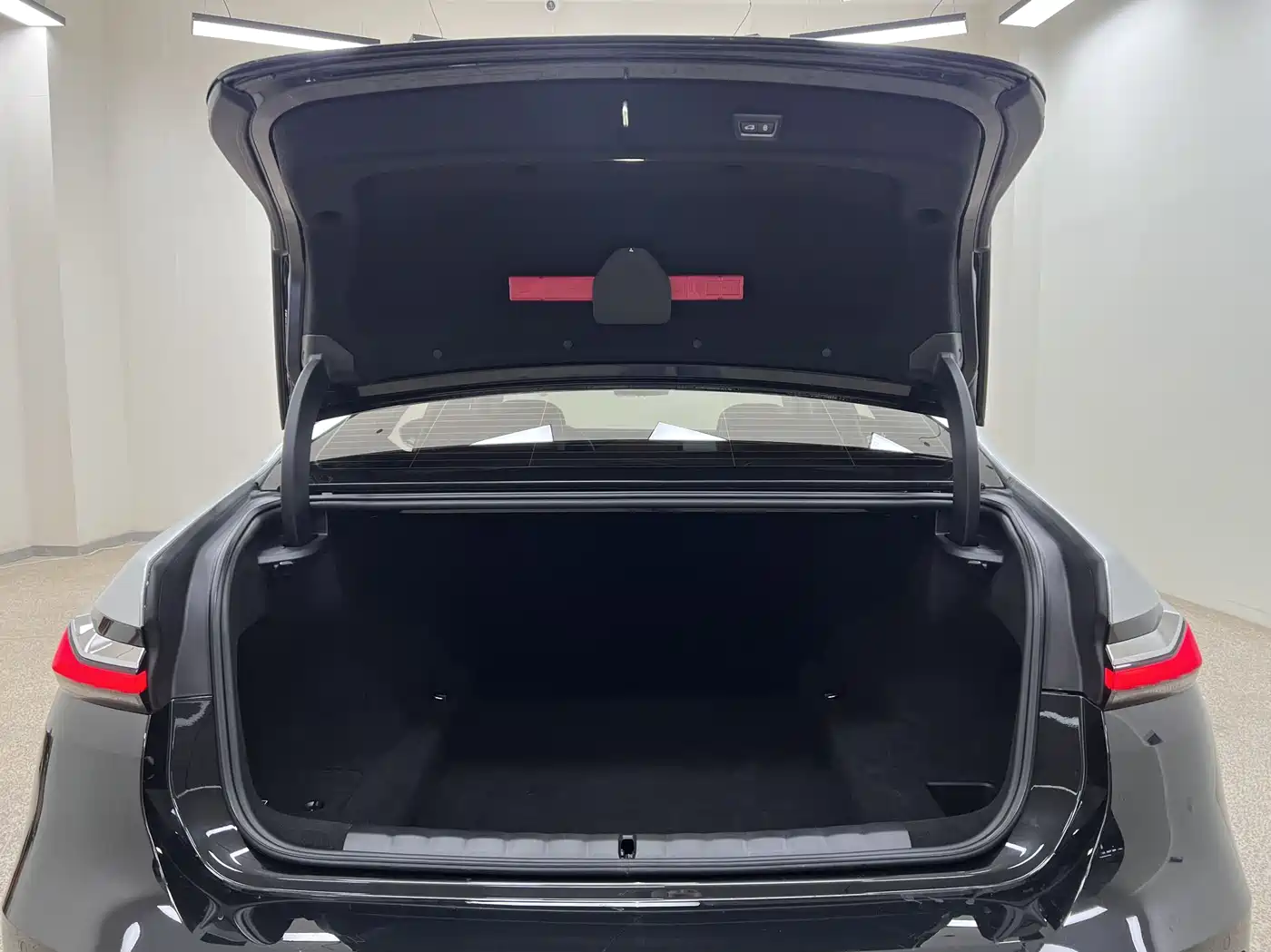 BMW 7 Series 2023 Model 740Li Leading M Sport Package фото 28