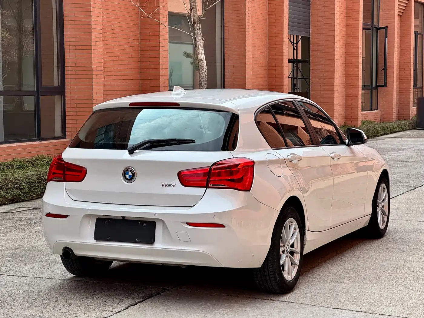 BMW 1 Series (Import) 2016 118i Leading фото 4