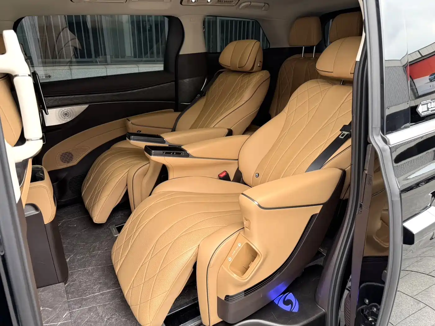 Denza D9 2024 EV 600 AWD Premium фото 5