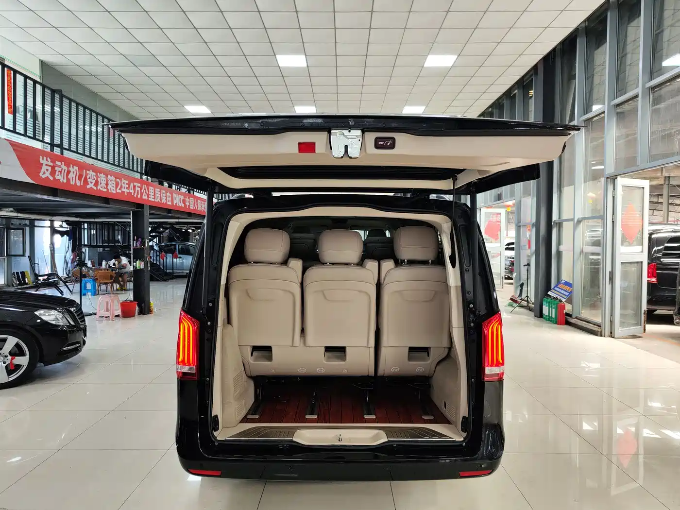 Mercedes-Benz V-Class 2018 V 260 L Premium Long Wheelbase Edition China VI фото 23