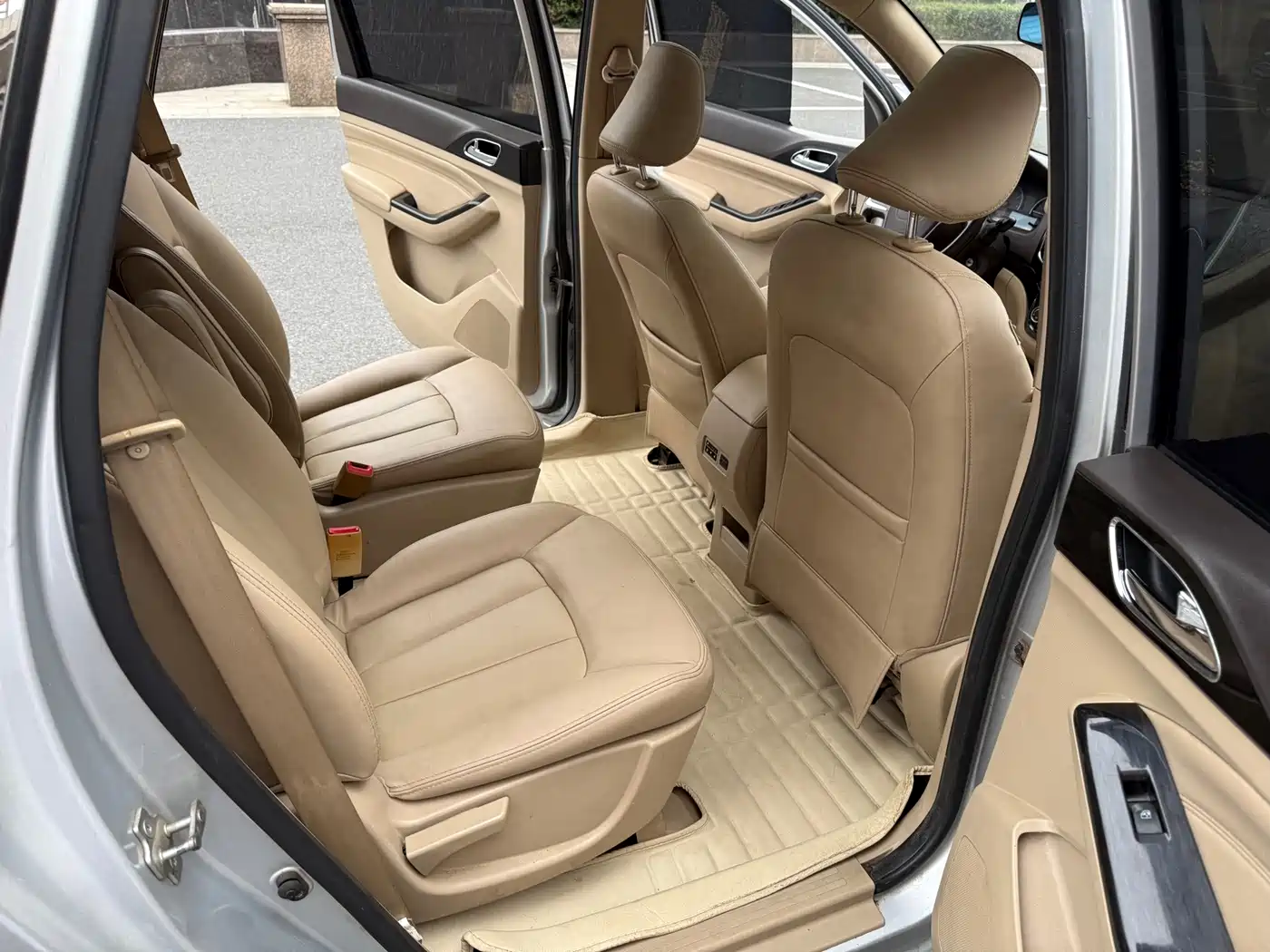 Baojun 730 2015 2014 1.5L Manual Luxury Navigation ESP Edition 7-Seater