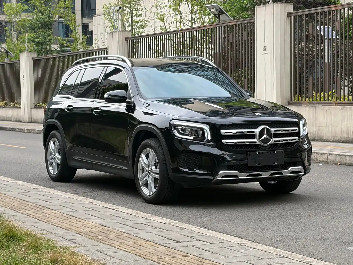 MERCEDES-BENZ GLB