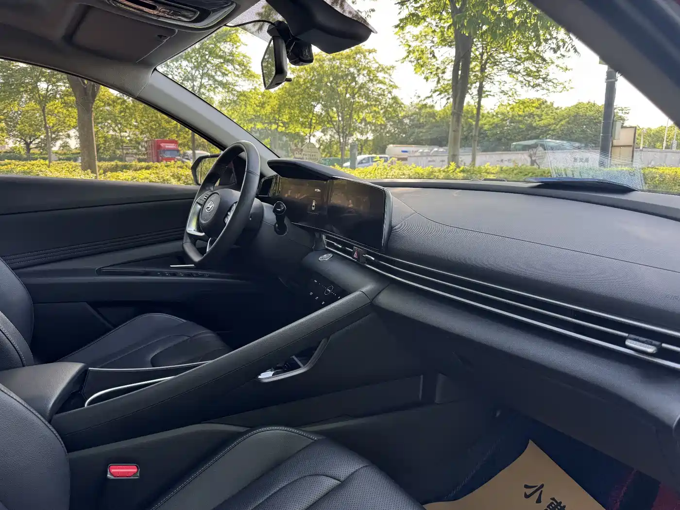 Hyundai Elantra 2021 1.5L CVT LUX Premium Edition фото 7