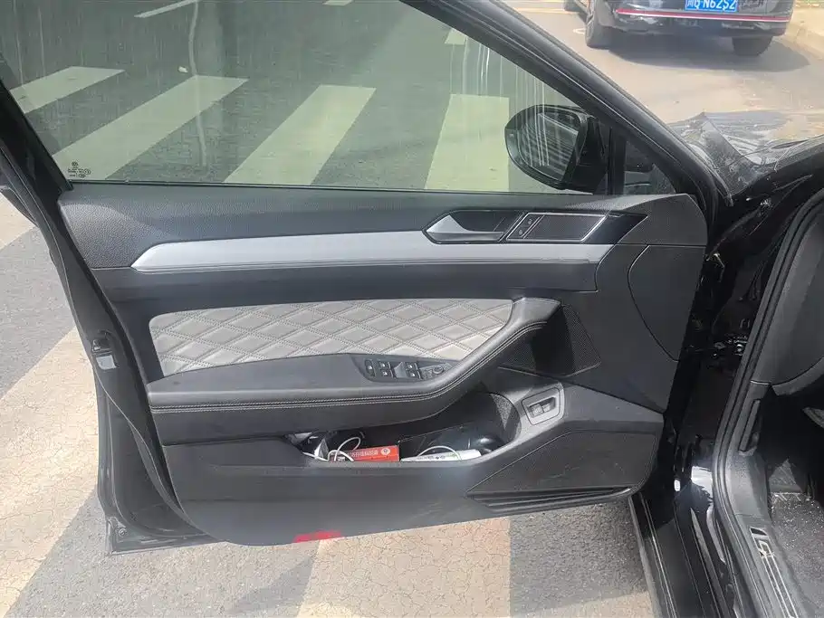 Volkswagen Magotan 2023 Model 2 Million Commemorative Edition 330TSI DSG Luxury фото 7