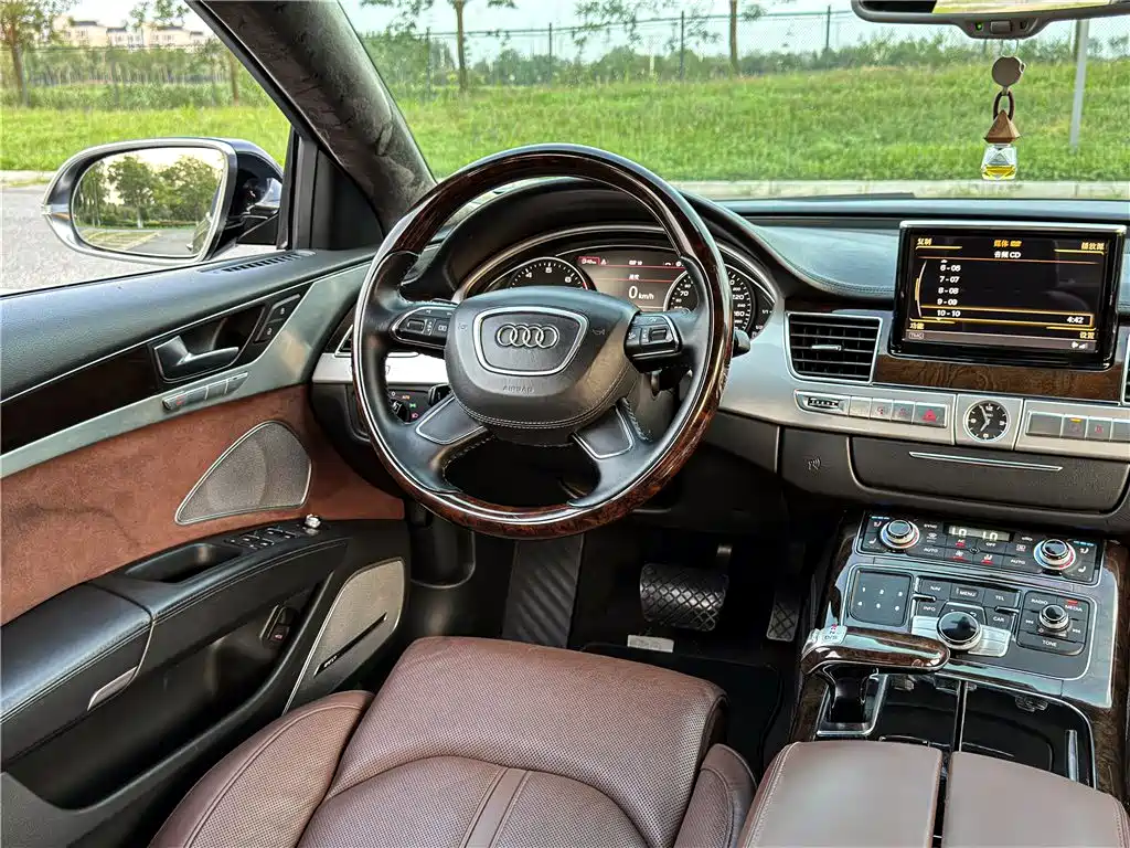 Фото 22 - Audi A8
