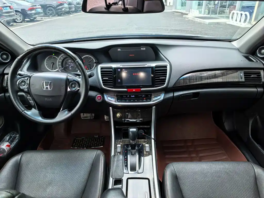 Фото 6 - Honda Accord
