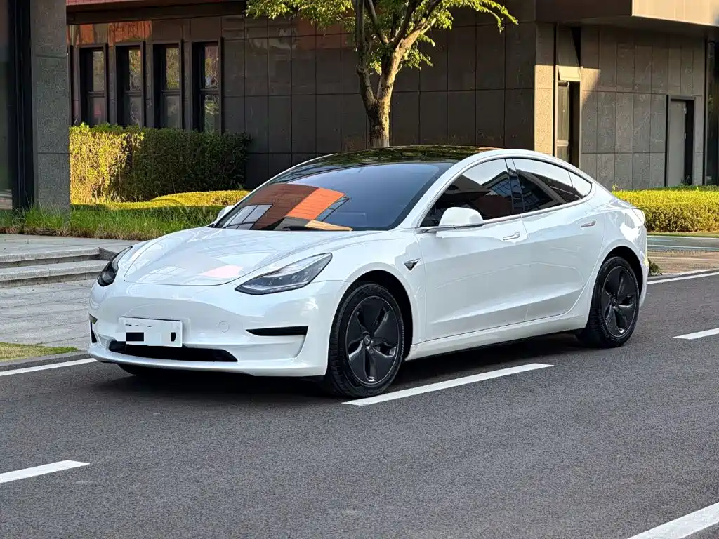 Фото 1 - Tesla Model 3