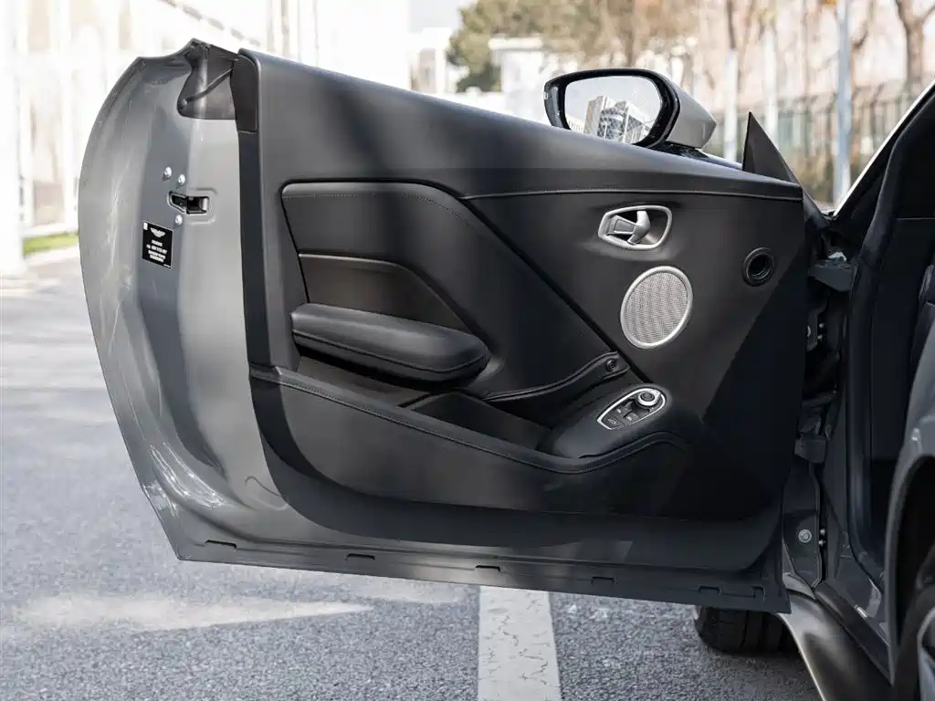 ASTON MARTIN V8 VANTAGE