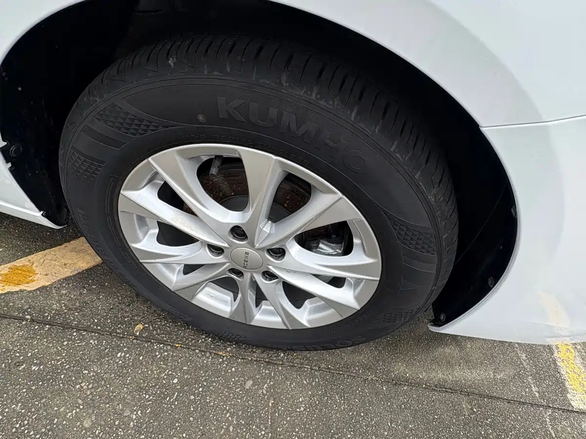 Фото 5 - Roewe i5