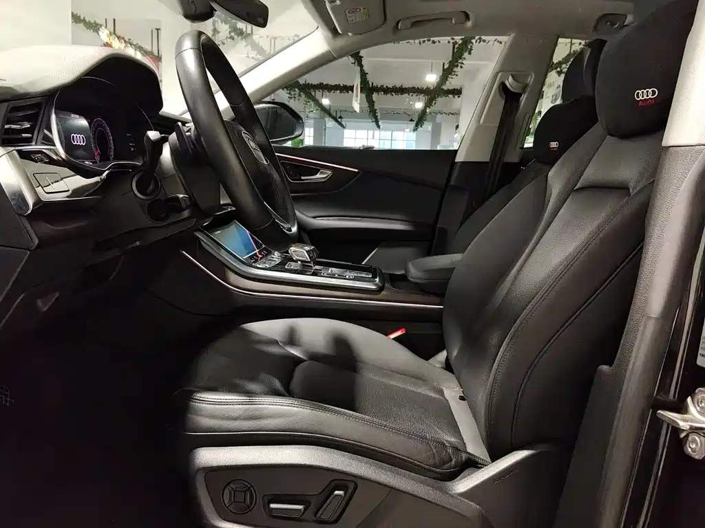 Фото 10 - Audi Q8