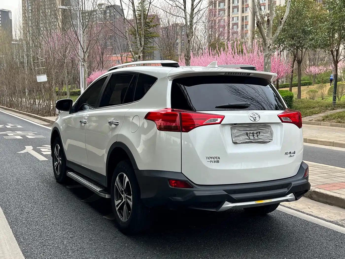 Toyota RAV4 Rongfang 2015 2.0L CVT 4WD Pioneer Edition фото 4