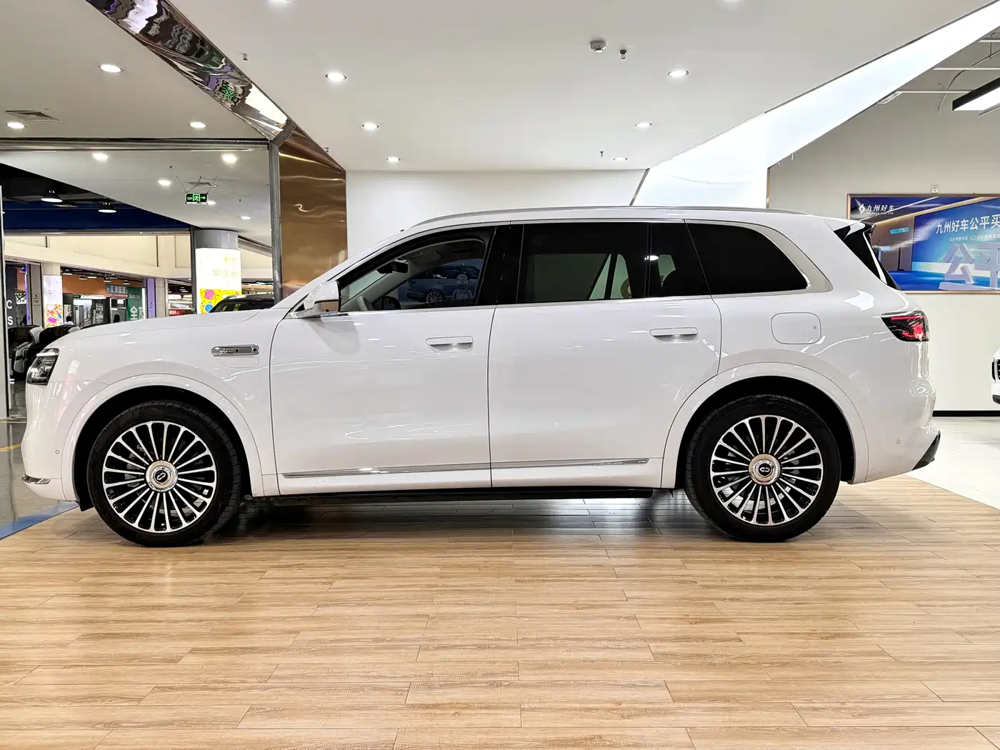 AITO Wenjie AITO M8 2025 Range Extender Max+ Edition 53.4kWh 5-seater фото 4