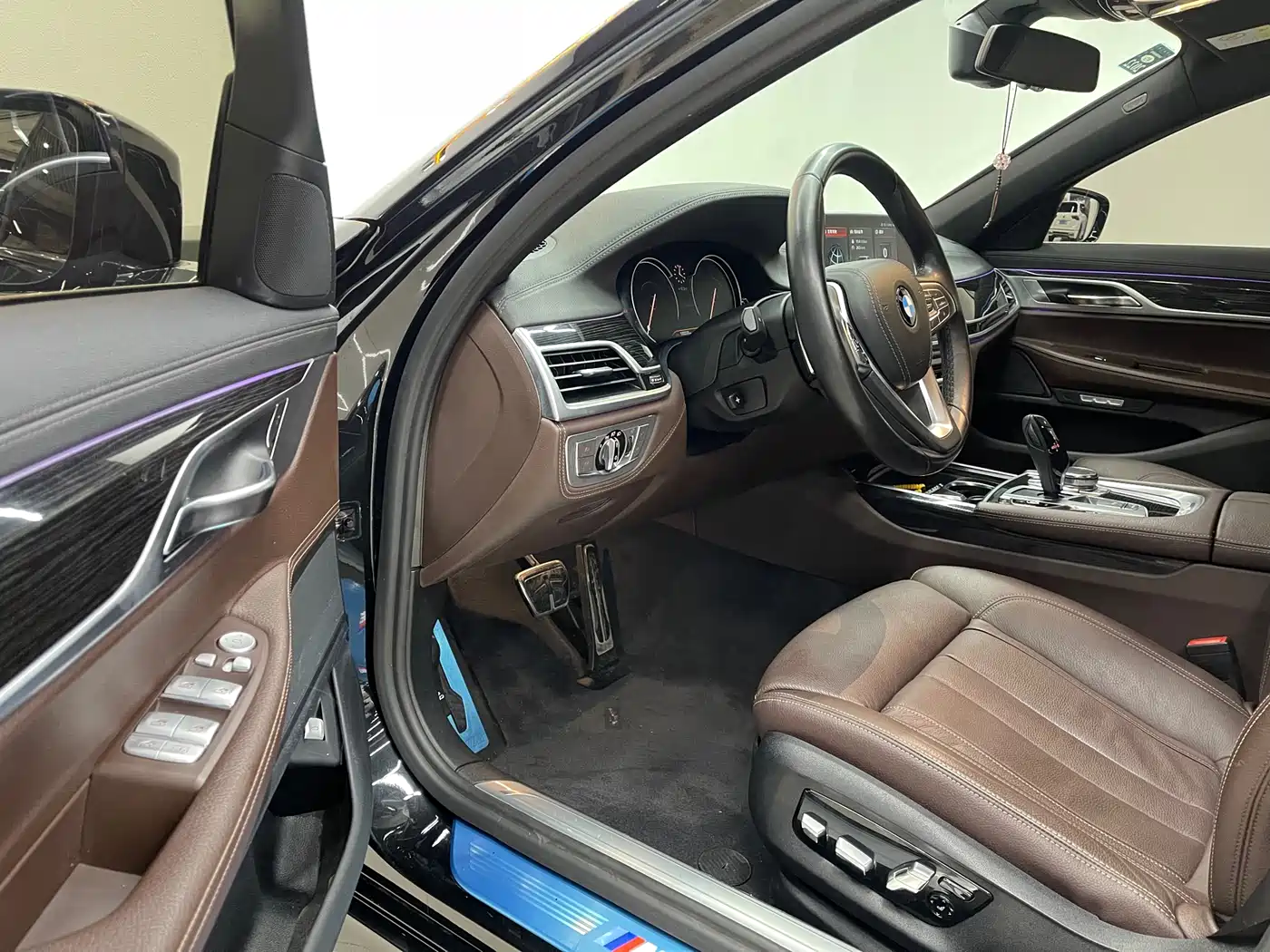 BMW 7 Series 2018 730Li Leading Type M Sport Package фото 15