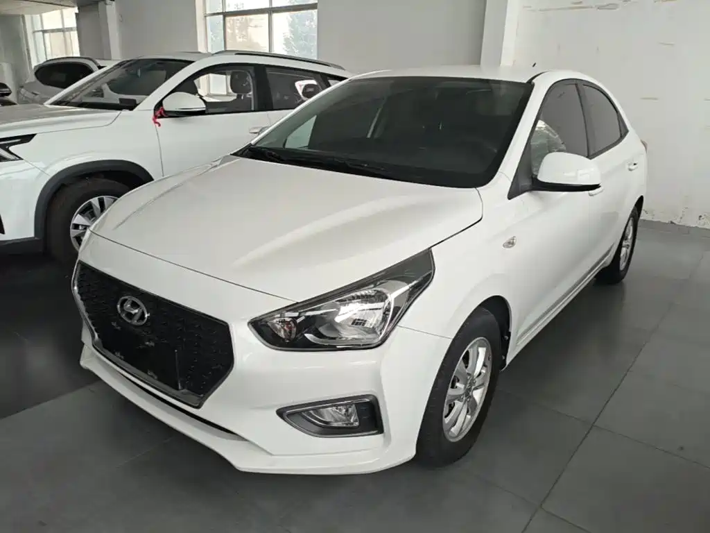 Photo 2 - Hyundai Verna