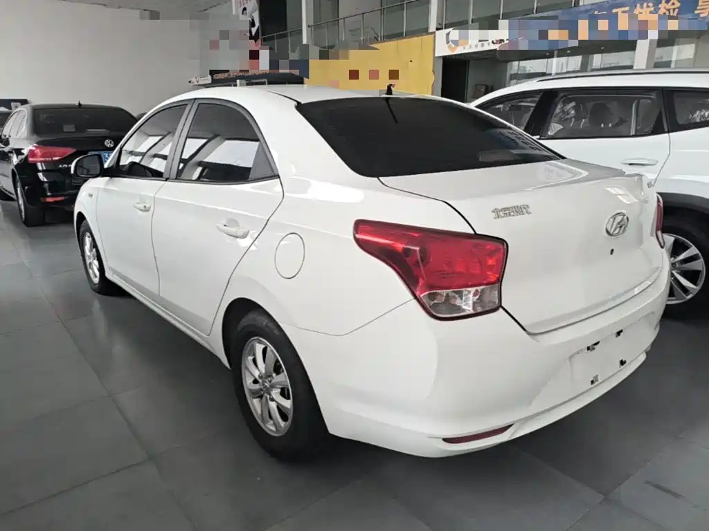 Photo 5 - Hyundai Verna