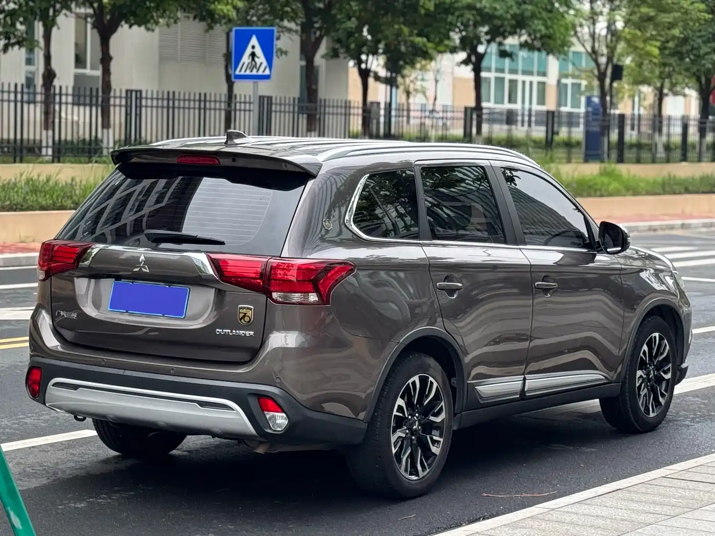 MITSUBISHI OUTLANDER