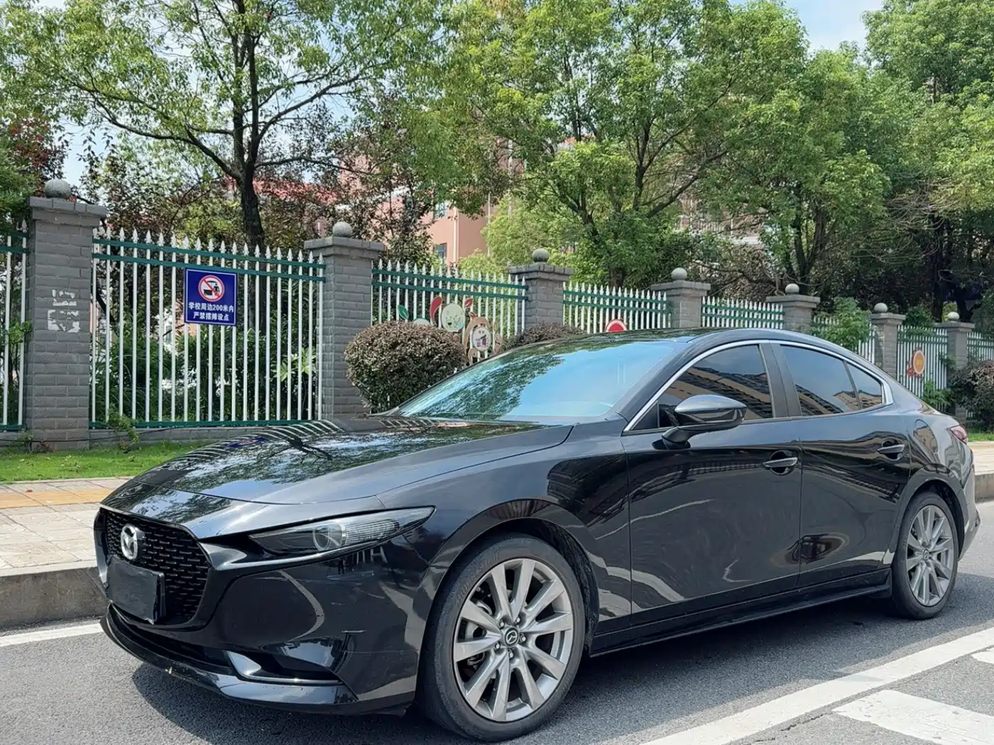 Photo 2 - Mazda Mazda 3