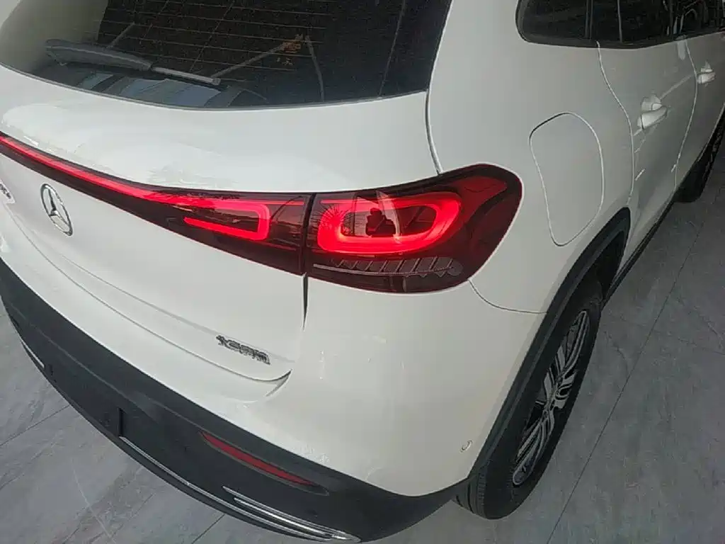 صورة 8 - Mercedes-Benz EQA