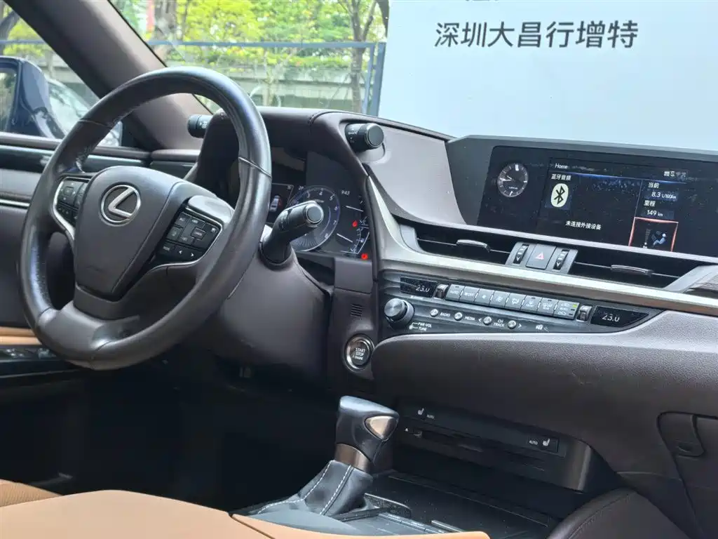 Photo 9 - Lexus ES