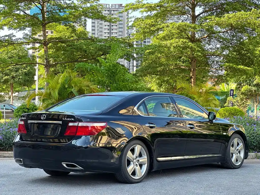 Фото 8 - Lexus LS