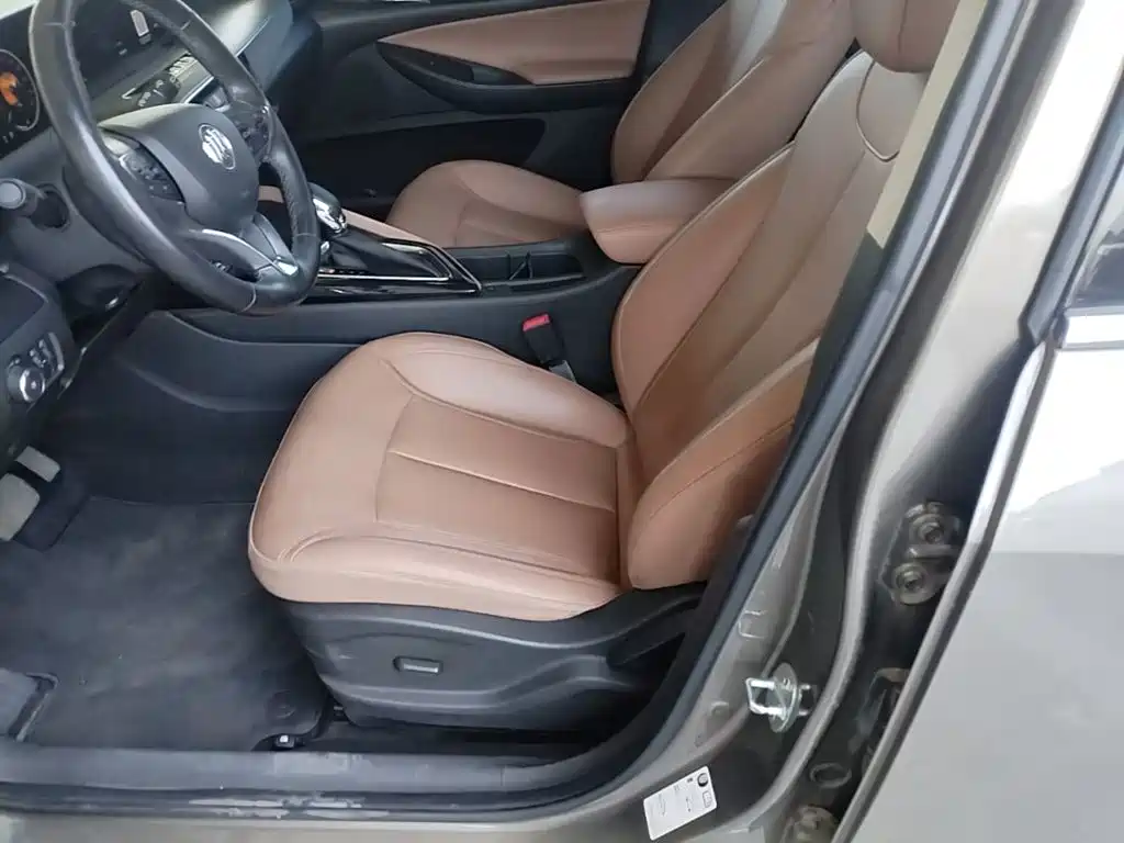 Photo 15 - Buick GL6
