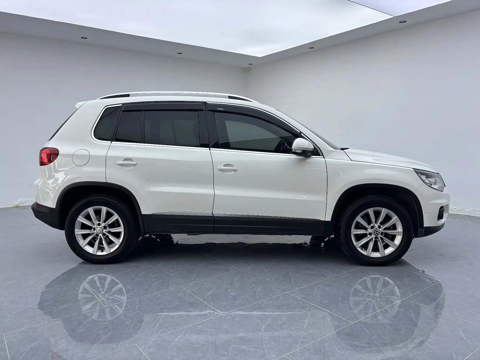 صورة 8 - Volkswagen Tiguan