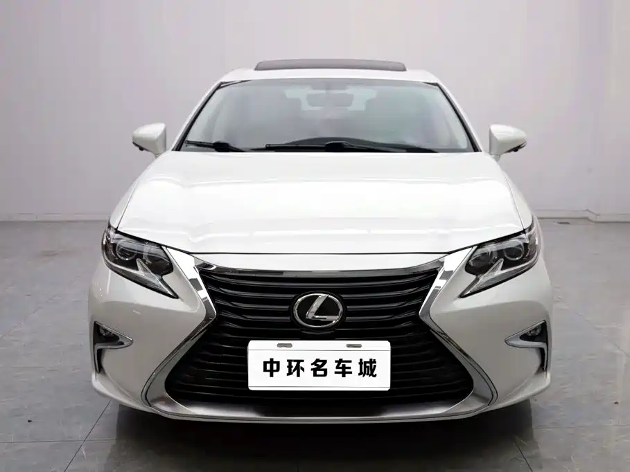 Фото 2 - Lexus ES