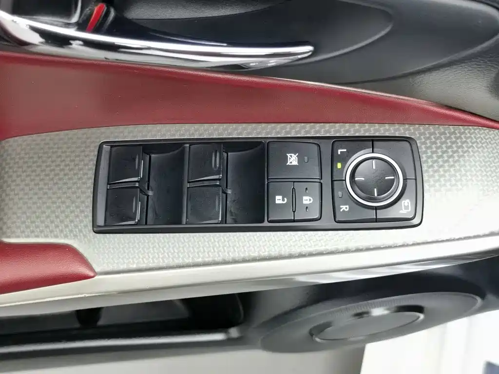 Фото 9 - Lexus IS