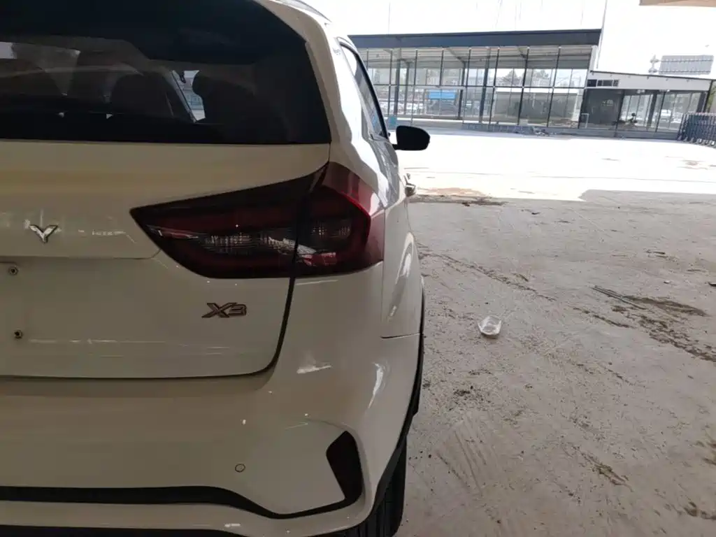 Фото 8 - Geely Vision X3