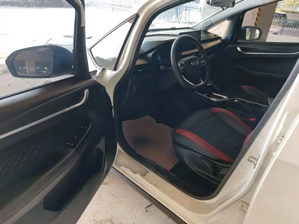 Фото 16 - Geely Vision X3