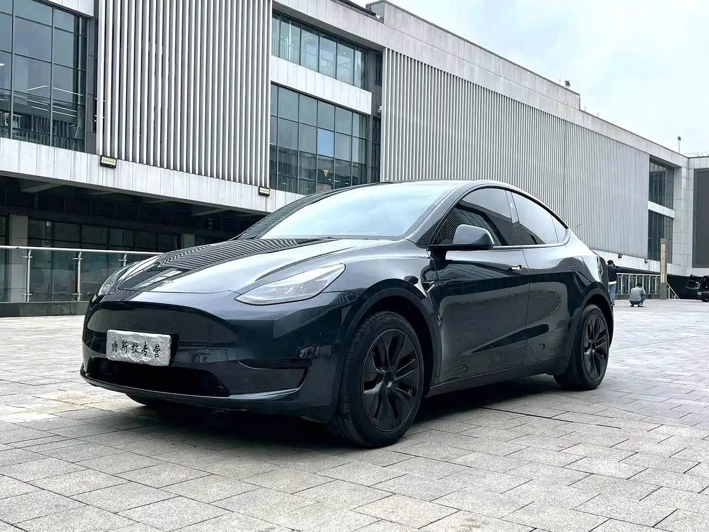 Tesla Model Y 2024