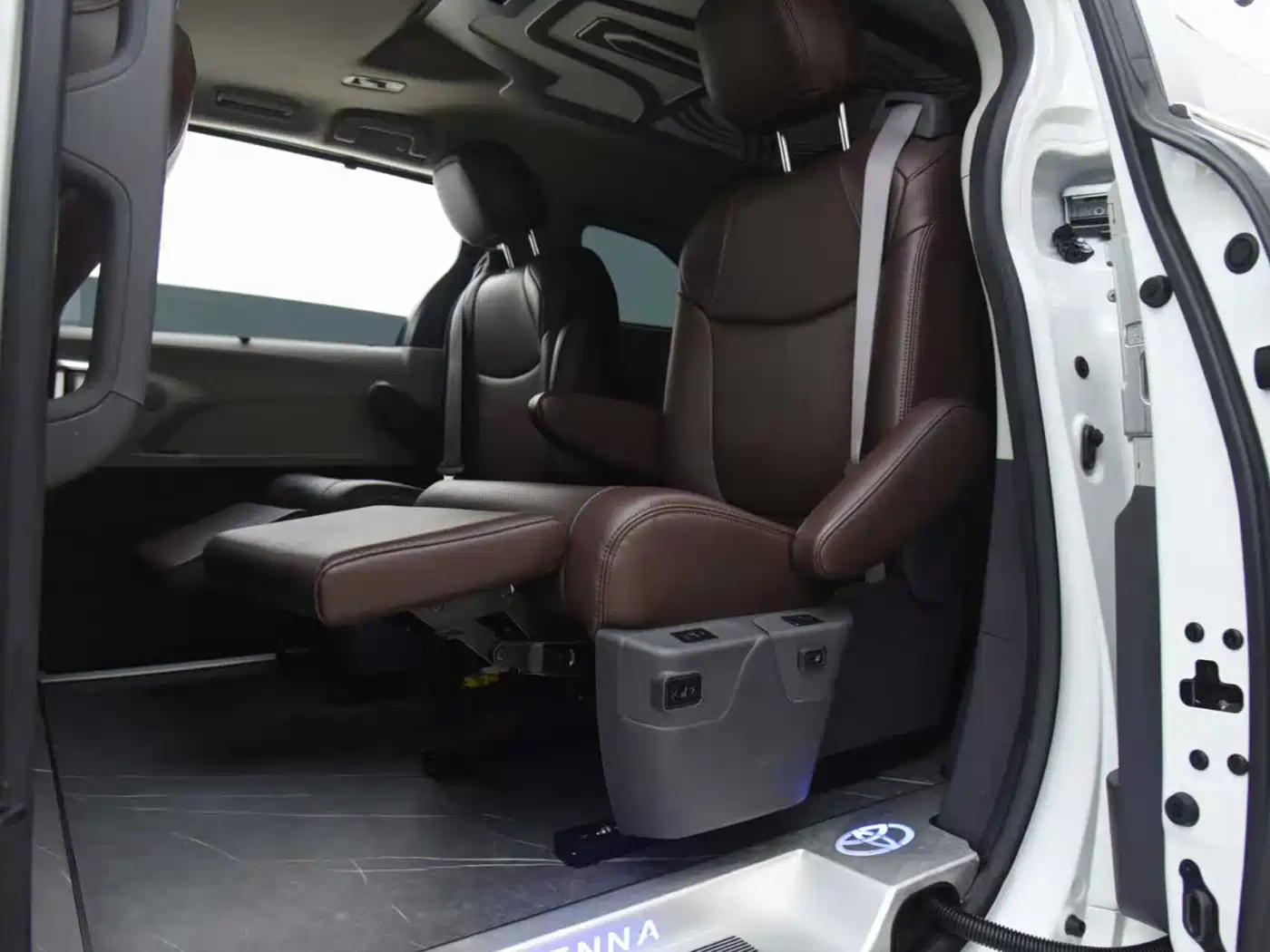 Toyota Sienna 2023 2.5L Hybrid Comfort Edition фото 11